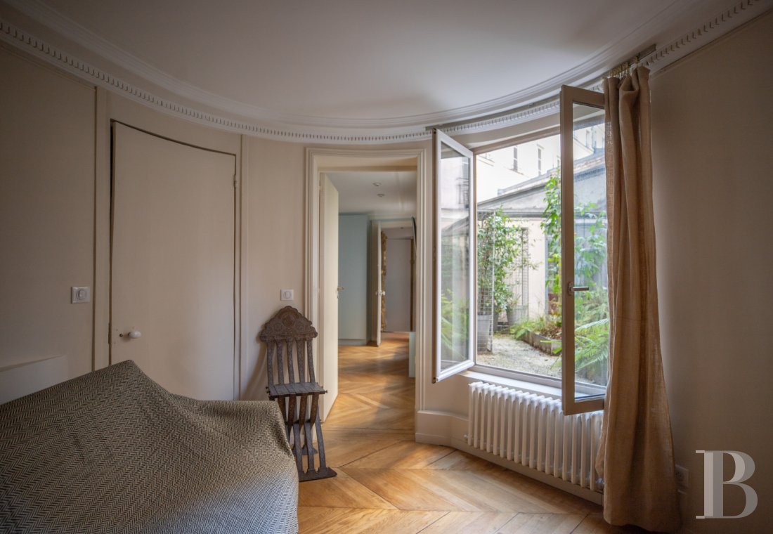 A vast apartment set around a garden in Paris, between Boulevard Saint-Germain and the Seine - photo  n°10